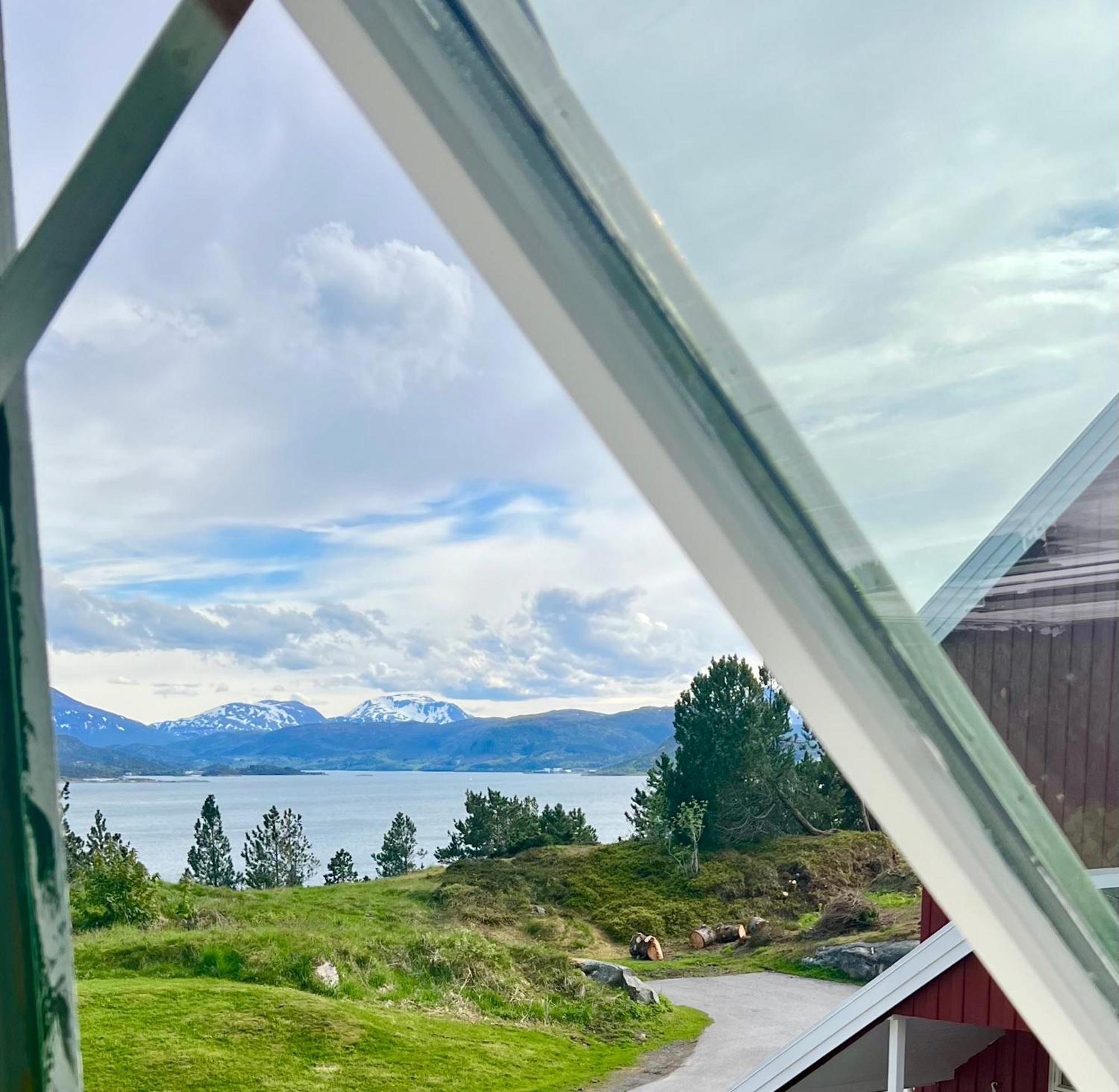 Ferienwohnung Wake Up To A Beautiful View And Smell Of The Sea Kristiansund Exterior foto