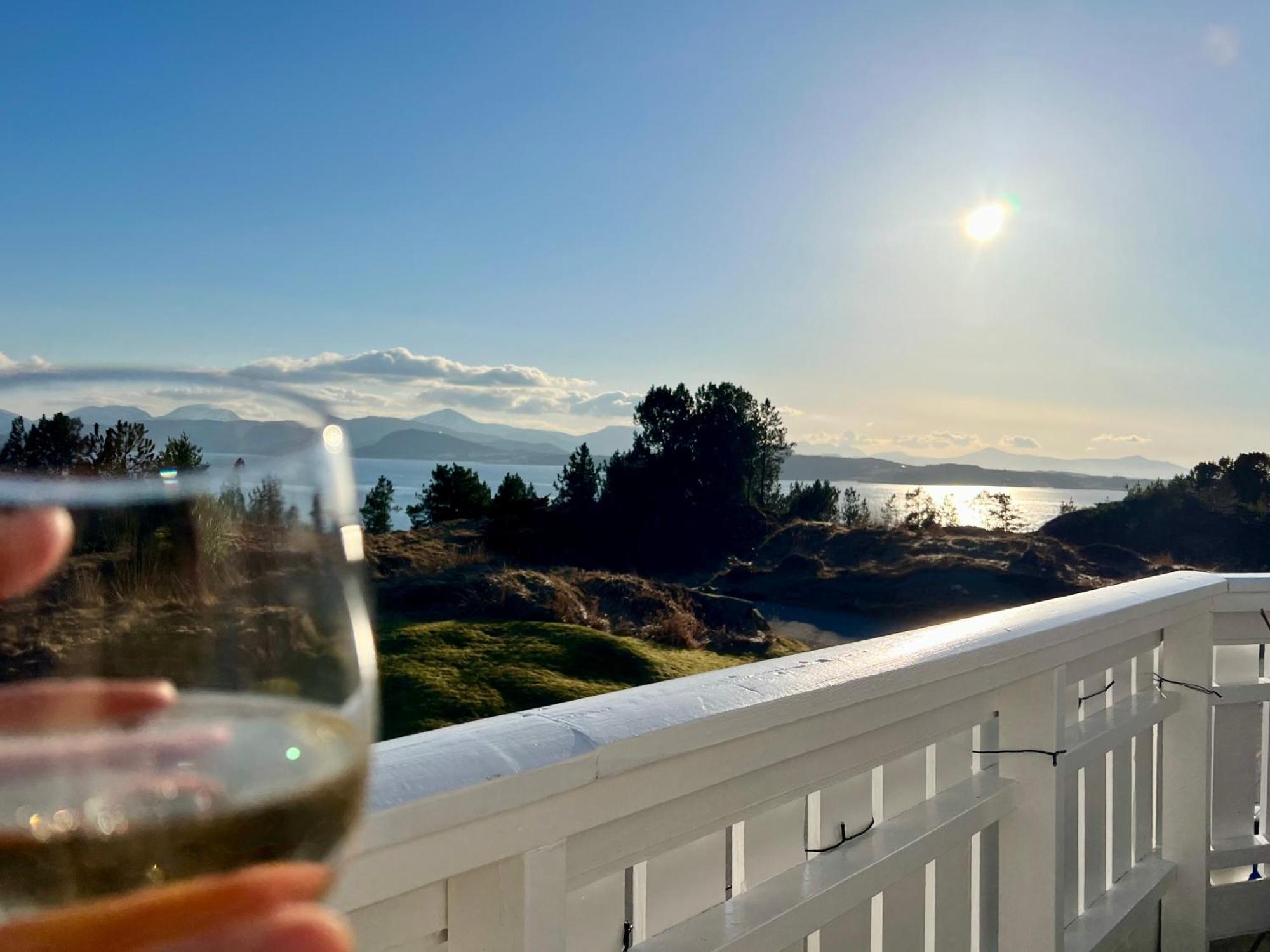 Ferienwohnung Wake Up To A Beautiful View And Smell Of The Sea Kristiansund Exterior foto